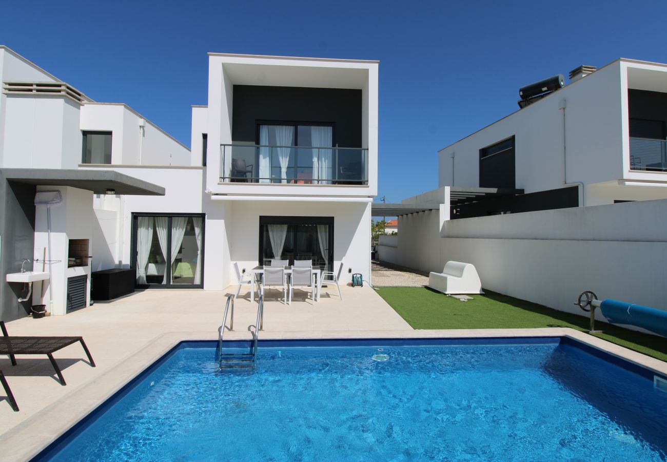 Villa a Salir do Porto - Casa da Praia - Villa de Férias com Piscina Privada By SCH